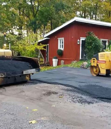 Omakotitalon pihan pohjatyöt ja asfaltointi